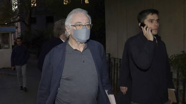 El actor Robert De Niro sale de una corte federal tras asistir a los argumentos finales de una demanda civil presentada por su exasistente pernsal el miércoiles 8 de noviembre de 2023. (Foto AP/Ted Shaffrey)