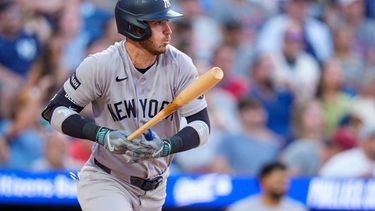 Cody Bellinger de los Yankees de Nueva York conectar un sencillo para remolcar a Austin Wells en el sexto inning del juego contra los Filis de Filadelfia, el sábado 25 de julio de 2026, en Filadelfia. (AP Foto/Chris Szagola)