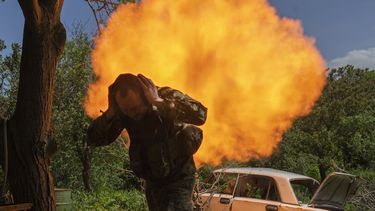 Un soldado ucraniano se cubre los oídos mientras dispara un mortero hacia posiciones rusas cerca de Bájmut, en la región de Donestk, Ucrania, el lunes 29 de mayo de 2023. (AP Foto/Efrem Lukatsky)