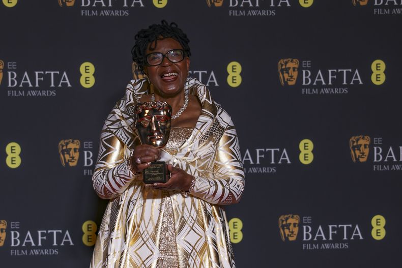 June Givanni, ganadora del premio a la contribución británica destacada al cine, posa en la 77a entrega de los Premios de la Academia Británica de Cine (BAFTA) en Londres el domingo 18 de febrero de 2024. (Foto Vianney Le Caer/Invision/AP)