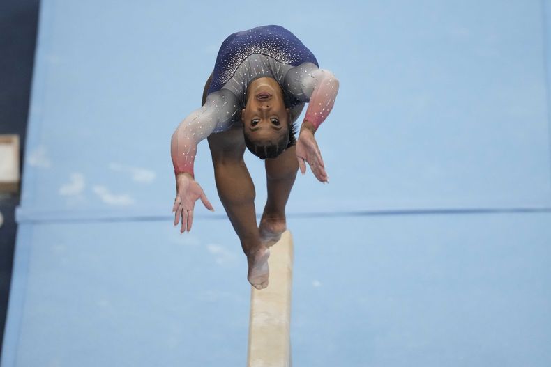 La estadounidense Jordan Chiles compite en la barra de equilibrio de la competencia de equipos de los Juegos Panamericanos en Santiago, Chile, el domingo 22 de octubre de 2023. (AP Foto/Martín Mejía)