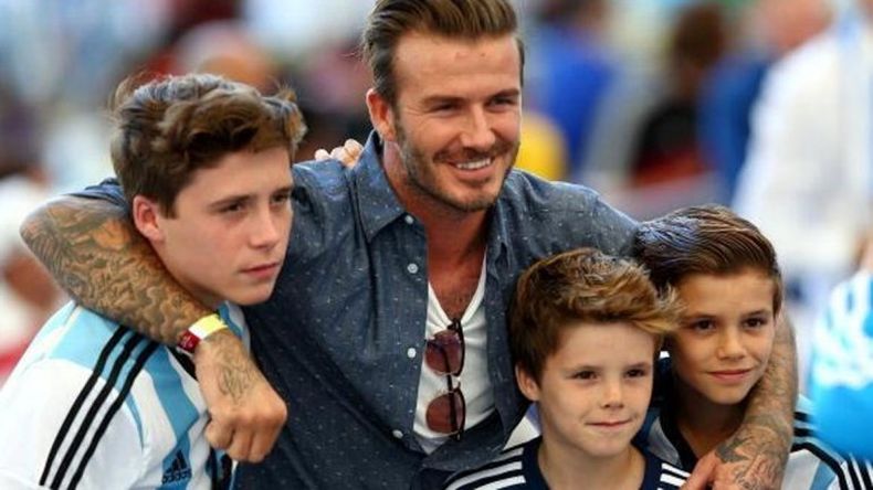Aunque son dueños de una gran fortuna, Victoria y David Beckham fomentan que su hijo sepa lo que significa &quot;ganarse la vida&quot;
