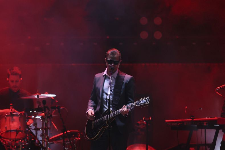 Paul Banks, vocalista de la banda estadounidense Interpol, se presenta en un concierto gratuito en el Zócalo de la Ciudad de México el sábado 20 de abril de 2024. (Foto AP/Ginnette Riquelme)