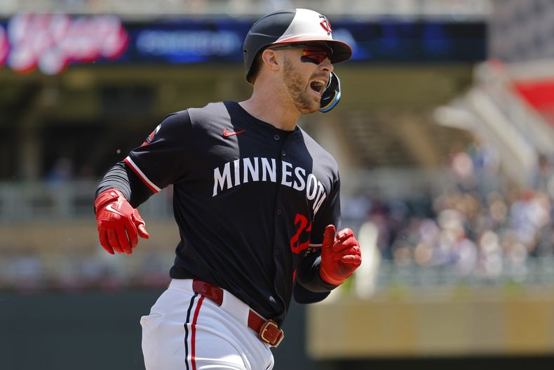 Ryan Jeffers, de los Mellizos de Minnesota, corre las bases con su jonrón solitario en contra de los Reales de Kansas City en la quinta entrada del juego de béisbol del jueves 30 de mayo de 2024, en Minneapolis. (AP Foto/Bruce Kluckhohn)