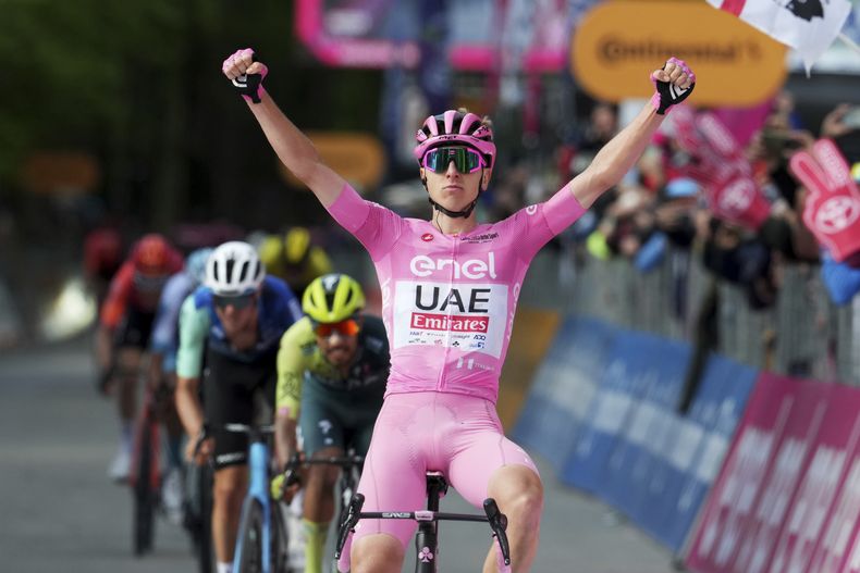 El esloveno Pogacar Tadej celebra tras ganar la octava etapa del Giro de Italia entre Spoleto y Prati de Tivo el sábado 11 de mayo del 2024. (Gian Mattia DAlberto/LaPresse via AP)