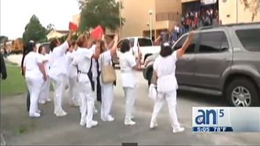 americateve | Empleados sindicalizados de una escuela de Hialeah protestan junto a los choferes de autobuses escolares de la ciudad por significativos descuentos en sus sueldos.