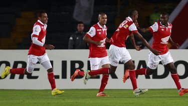 americateve | El ecuatoriano Edison M&eacute;ndez (derecha) festeja con sus compa&ntilde;eros del Santa Fe de Colombia, luego de anotar un tanto contra el Nacional de Paraguay, en un encuentro de la Copa Libertadores, el martes 11 de febrero de 2014 (AP Foto/Fernando V
