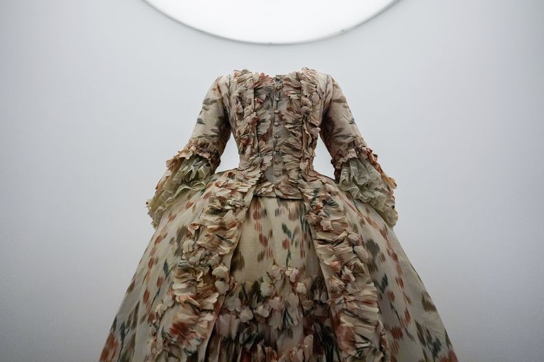 Una pieza de la exposición Sleeping Beauties: Reawakening Fashion inaugurada en la gala del Instituto del Vestido del Museo Metropolitano de Arte el sábado 4 de mayo de 2024, en Nueva York. (Foto AP/Julia Nikhinson)