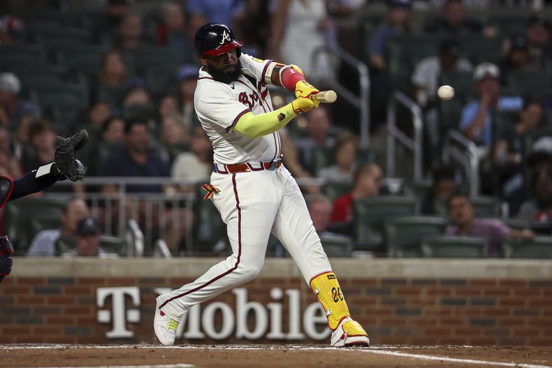 Marcell Ozuna, de los Bravos de Atlanta, batea un sencillo productor de una carrera en la tercera entrada del juego de béisbol de Grandes Ligas frente a los Nacionales de Washington, el lunes 22 de septiembre de 2025, en Atlanta. (AP Foto/Colin Hubbard)