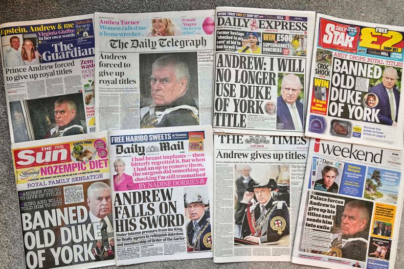 Una selección de periódicos nacionales británicos que muestran las portadas y su reacción al anuncio del Príncipe Andrés de que renunciará a su título de Duque de York y a la Orden de la Jarretera, en medio de problemas actuales en su vida personal, en Londres, el sábado 18 de octubre de 2025. (Foto AP/Alastair Grant)