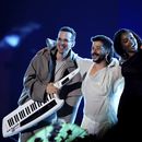 ARCHIVO - El productor y compositor Edgar Barrera, de izquierda a derecha, Camilo, IZA y Manuel Carrasco actúan durante la 24a Entrega Anual del Latin Grammy, en Sevilla, España, el 16 de noviembre de 2023. (Foto José Breton/Invision/AP, archivo)