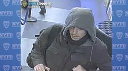 En esta imagen, distribuida por la policía de la Ciudad de Nueva York, se muestra a un hombre buscado en relación con la investigación del asesinato del director general de UnitedHealthcare, Brian Thompson, en el exterior de un hotel de Manhattan, el 4 de diciembre de 2024. (Departamento de Policía de la Ciudad de Nueva York vía AP)