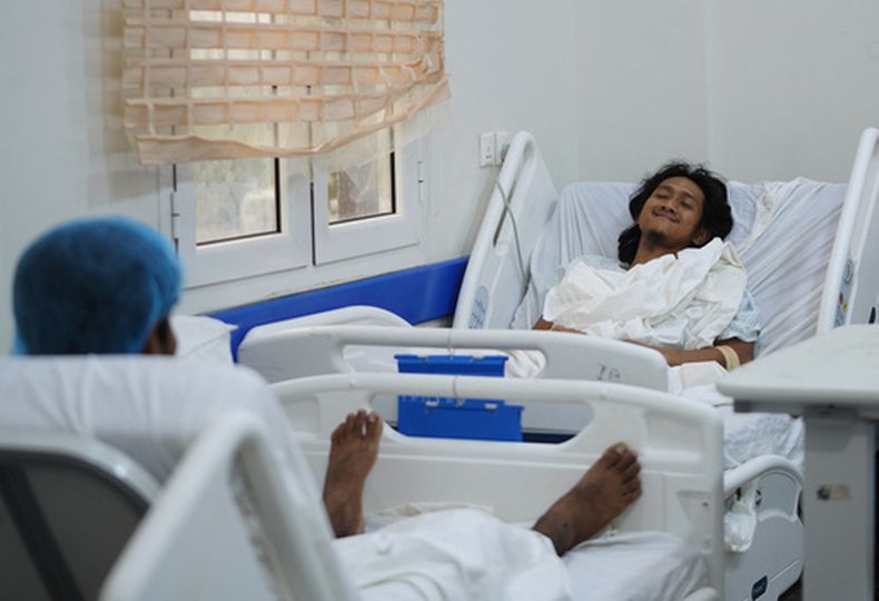 El indonesio Muhammad Al Taindo, derecha, miembro de la tripulación del buque de carga Tihama, se recupera en el Hospital 2 de Diciembre en Moca, Yemen, el miércoles 12 de agosto de 2026, luego que el carguero fuera impactado en un ataque hutí en el estrecho de Bab el-Mandeb, frente al distrito yemení de Dhubab, el 10 de agosto de 2026. (Foto AP/Abdulnasser Alseddik)