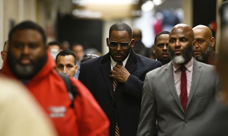 ARCHIVO - El músico R. Kelly llega al Centro Daley para una audiencia en su caso de manutención infantil el 8 de mayo de 2019, en Chicago. (Foto AP/Matt Marton, archivo)