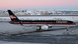 ARCHIVO - Un avión con Donald Trump Jr. a bordo aterriza en Nuuk, Groenlandia, el 7 de enero de 2025. (Emil Stach/Ritzau Scanpix via AP, archivo)