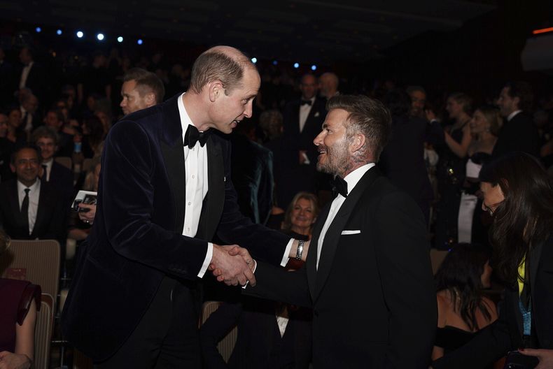 El príncipe Guillermo, presidente de los BAFTA, charla con David Beckham en la 77a entrega de los Premios de la Academia Británica de Cine (BAFTA) en Londres el domingo 18 de febrero de 2024. (Jordan Pettitt/Pool vía AP)