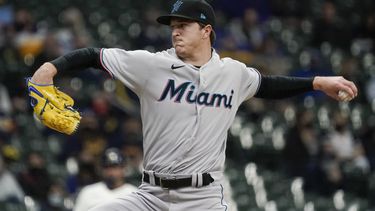 Dickerson lidera a Miami en blanqueada a Burnes, Cerveceros