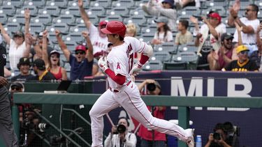 Shohei Ohtani pega un jonrón por los Angelinos de Los Ángeles ante los Piratas de Pittsburgh, el domingo 23 de julio de 2023, en Anaheim, California. (AP Foto/Mark J. Terrill)