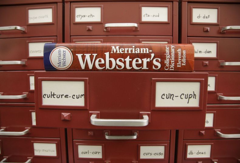 ARCHIVO- Un diccionario Merriam-Webster sobre un cajón de citas en las oficinas de la editorial del diccionario el 9 de diciembre de 2014, en Springfield, Massachusetts. La palabra del año de Merriam-Webster para 2023 es auténtico. (Foto AP/Stephan Savoia, archivo)