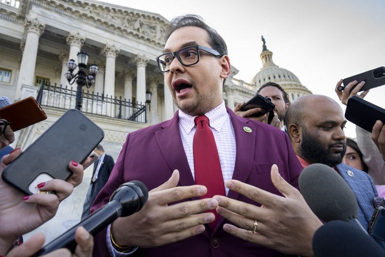 El legislador George Santos, republicano por Nueva York, habla con reporteros afuera del Capitolio, en Washington, el 17 de mayo de 2023. (Foto AP/J. Scott Applewhite, Archivo)
