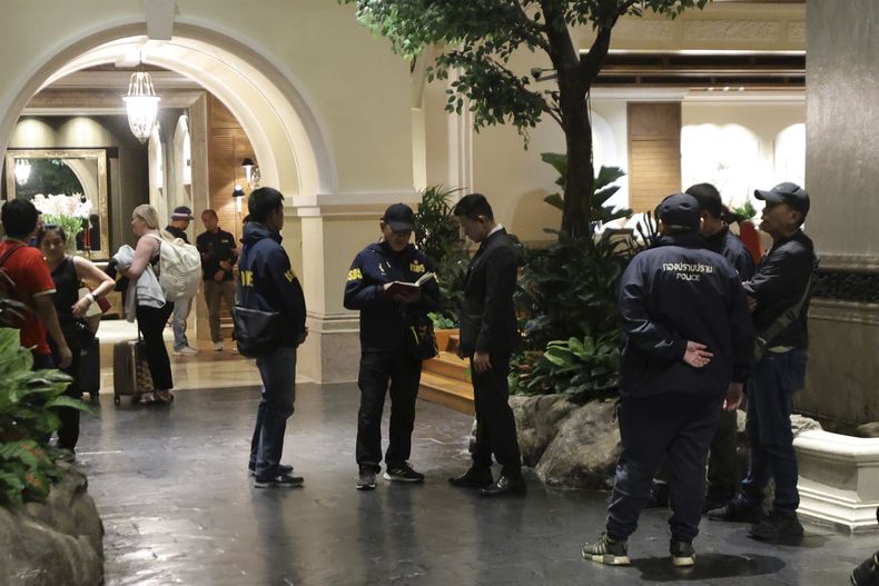 Policías reunidos en el Grand Hyatt Erawan Hotel en Bangkok, Tailandia, el martes 16 de julio de 2024. Varias personas fueron encontradas muertas el martes en el hotel de lujo en el centro de Bangkok. (AP Foto/Chatkla Samnaingjam)