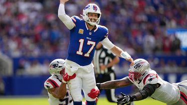 El mariscal de campo de los Bills de Búfalo, Josh Allen (17), lanza un pase frente al centro de los Patriots de Nueva Inglaterra, Jared Wilson (55), y el ala defensiva Dremont Jones (5) durante un partido de fútbol americano de la NFL en Orchard Park, Nueva York, el 4 de octubre de 2026. (Foto AP/Carolyn Kaster)