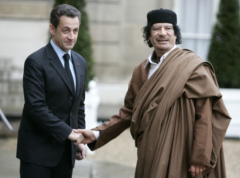 El presidente francés, Nicolas Sarkozy, saluda al líder libio, Moammar Gadhafi, a su llegada al Palacio del Elíseo, en París, el 10 de diciembre de 2007. (Foto AP/François Mori, Archivo)