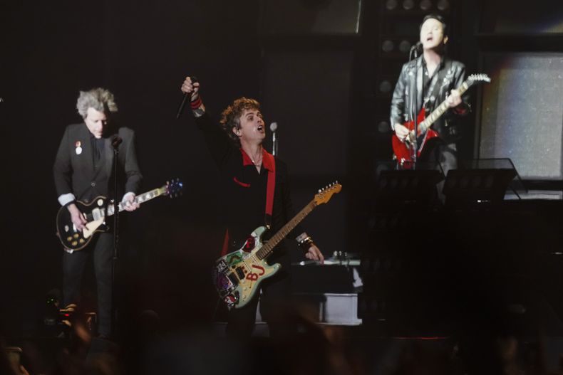 Green Day durante su presentación en el festival Corona Capital en la Ciudad de México, el viernes 15 de noviembre de 2024. (Foto AP/Eduardo Verdugo)
