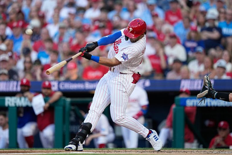 Gabriel Rincones Jr., de los Filis de Filadelfia, batea un jonrón frente a Ryan Gusto, de los Marlins de Miami, durante la segunda entrada del juego de béisbol de Grandes Ligas, el lunes 15 de junio de 2026, en Filadelfia. (AP Foto/Matt Slocum)