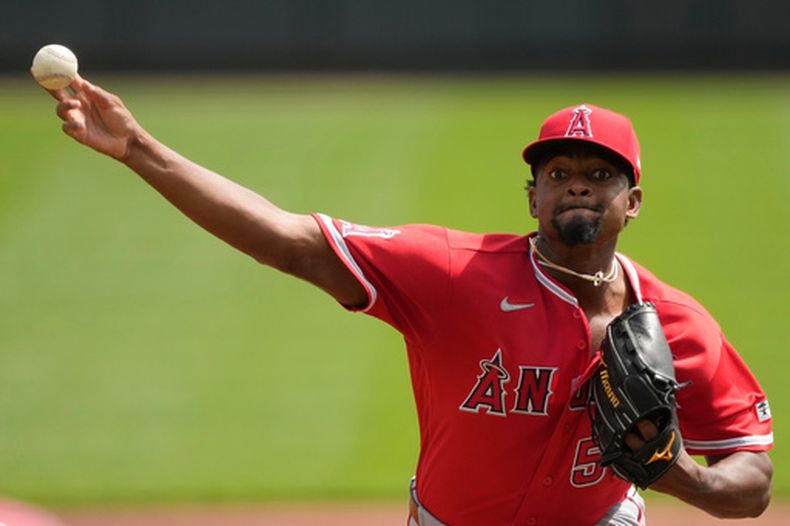 José Soriano, lanzador de los Angelinos de Los Ángeles, realiza un lanzamiento durante la primera entrada de un juego de béisbol contra los Rojos de Cincinnati, en Cincinnati, el domingo 12 de abril de 2026. (Foto AP/Carolyn Kaster)
