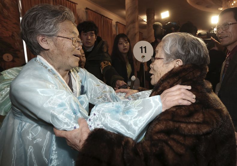 La surcoreana Kim Sung-yoon, de 96 a&ntilde;os, a la derecha, se re&uacute;ne con su hermana norcoreana Kim Seok Ryu, de 80, durante una reuni&oacute;n de familias separadas que se efectu&oacute; en el lugar tur&iacute;stico de la monta&ntilde;a Diamante