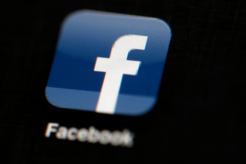 El logo de Facebook en un iPad en Filadelfia el 16 de mayo del 2012. (AP foto/Matt Rourke)