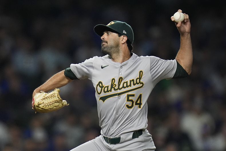 ARCHIVO - El lanzador de los Atléticos de Oakland, Scott Alexander, lanza contra los Cachorros de Chicago durante la sexta entrada de un juego de béisbol el martes 17 de septiembre de 2024, en Chicago. (AP Foto/Erin Hooley, Archivo)
