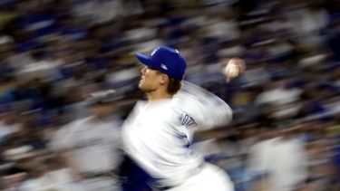 El japonés Yoshinobu Yamamoto, de los Dodgers de Los Ángeles, lanza en el segundo juego de la Serie Mundial, el sábado 26 de octubre de 2024, ante los Yankees de Nueva York (AP Foto/Godofredo A. Vásquez)