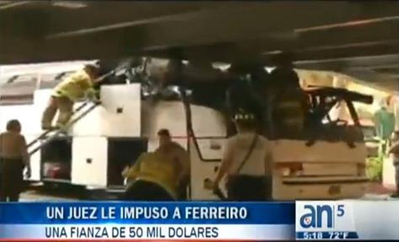 chofer del ómnibus que el pasado año estrelló su vehículo en un puente del Aeropuerto Internacional de Miami mientras transportaba a una treintena de pasajeros enfrenta tres cargos de homicidio vehicular.