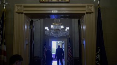El líder de la mayoría en el Senado, John Thune, camina hacia su oficina desde el Senado mientras los republicanos votan la petición de Donald Trump de cancelar alrededor de 9.000 millones de dólares en ayuda exterior y gasto en medios públicos, en el Capitolio, Washington, el 16 de julio de 2025.(AP Foto/Rod Lamkey, Jr.)