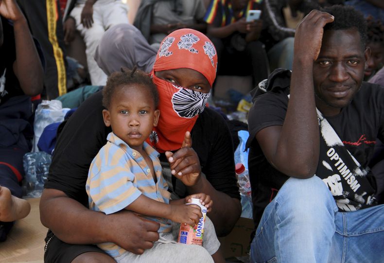 Migrantes africanos en Sfax, Túnez, el 7 de julio de 2023.. (Foto AP)
