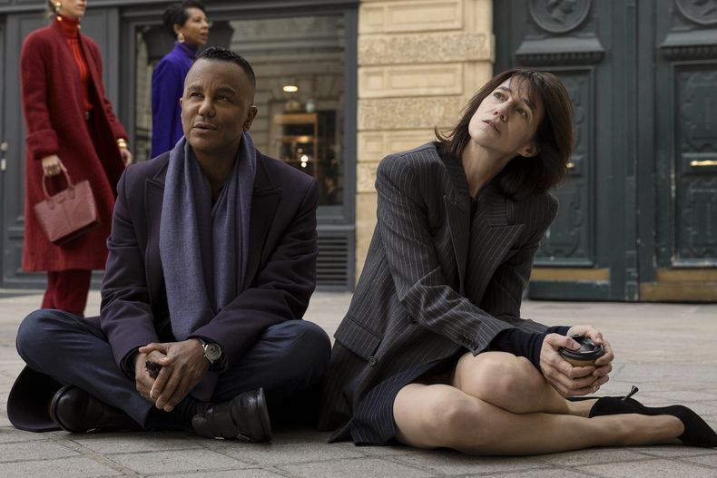 Esta imagen publicada por Amazon MGM Studios muestra a Yanic Truesdale, a la izquierda, y Charlotte Gainsbourg en una escena de Etoile. (Philippe Antonello/Amazon MGM Studios via AP)