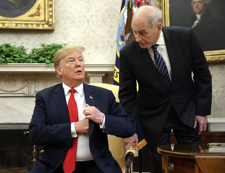 ARCHIVO - El jefe de despacho de la Casa Blanca, John Kelly (derecha), se agacha para hablar con el presidente estadounidense Donald Trump en la Oficina Oval de la Casa Blanca, en Washington, el 27 de junio de 2018. (AP Foto/Pablo Martinez Monsivais, Archivo)