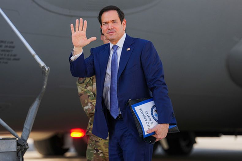 El secretario de Estado estadounidense Marco Rubio saluda al abordar un avión de transporte C-17 Globemaster III de la Fuerza Aérea de Estados Unidos, en el Aeropuerto Internacional de Baréin, tras su visita a Oriente Medio, en Manama, Baréin, el jueves 25 de junio de 2026. (Eric Lee/Pool Photo vía AP)