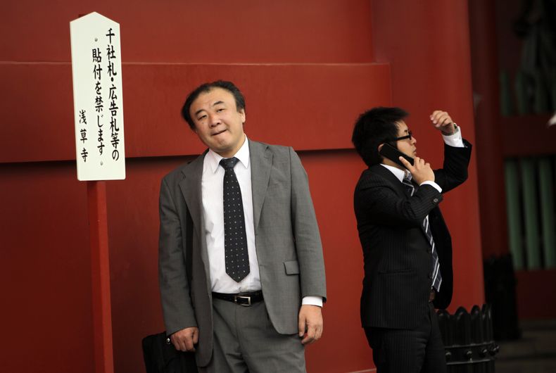 Imagen de archivo de un hombre que usa un tel&eacute;fono m&oacute;vil en Tokio el jueves 7 de noviembre de 2013. La compa&ntilde;&iacute;a sueca Ericsson divulg&oacute; el lunes un informe en el que sostiene que el n&uacute;mero de tel&eacute;fonos multi