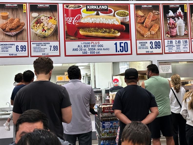 Un puesto de comida en Mount Prospect, Illinois, el 8 de junio del 2026. (AP foto/Nam Y. Huh)