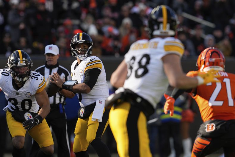 Russell Wilson, con el balón, quarterback de los Steelers de Pittsburgh, busca un compañero desmarcado para lanzarle el balón durante la primera mitad del partido de la NFL en contra de los Bengals de Cincinnati, el domingo 1 de diciembre de 2024, en Cincinnati. (AP Foto/Jeff Dean)