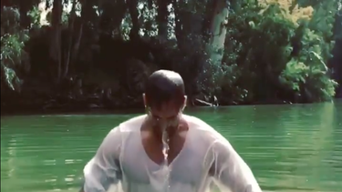 william levy se bautiza en las aguas santas de rio jordan en israel