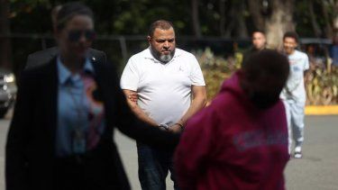 arrestan a expolicia en operativo policiaco contra tres gangas narcotraficantes en vega alta