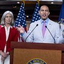 El líder de la minoría de la Cámara de Representantes, Hakeem Jeffries, flanqueado por la representante Katherine Clark, izquierda, encargada de la disciplina de la Cámara, y del representante Pete Aguilar, presidente del caucus demócrata, habla con la prensa sobre la decisión del presidente de la Cámara, Mike Johnson, de salir de Washington anticipadamente, mientras los republicanos se enfrentan por los archivos del caso de Jeffrey Epstein, en el Capitolio, el miércoles 23 de julio de 2025. (AP Foto/J. Scott Applewhite)