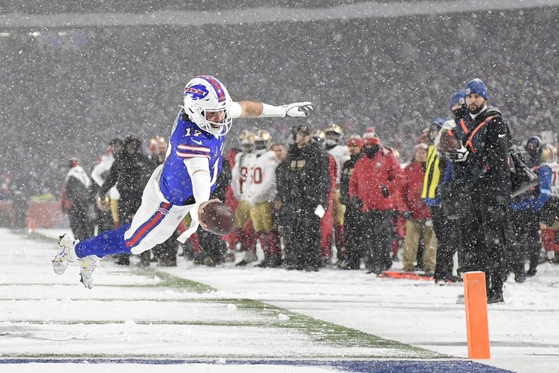 El quarterback de los Bills de Buffalo Josh Allen se lanza en la zona de anotación para anotar en el encuentro ante los 49ers de San Francisco el domingo primero de diciembre del 2024. (AP Foto/Adrian Kraus)