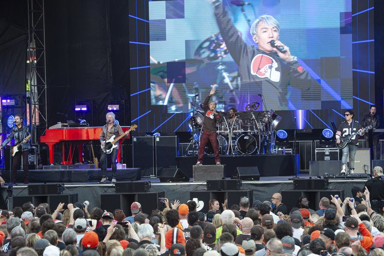 La banda de rock Journey en concierto e el estadio de los Browns de Cleveland antes de la primera ronda del draft 2025 en Cleveland el jueves 24 de abril del 2025. (AP Foto/Phil Long)