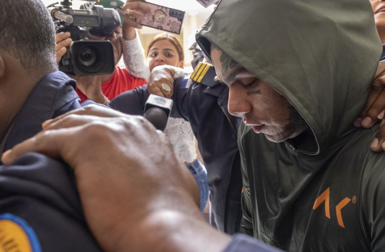 ARCHIVO - El rapero Daniel Hernández, conocido como Tekashi 6ix9ine, es escoltado por la policía en el Palacio de Justicia, en Santo Domingo, República Dominicana, el 25 de enero de 2024.(Foto AP/Ricardo Hernández, archivo)