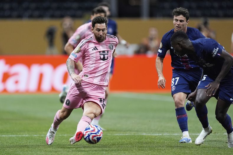 Lionel Messi del Inter Miami avanza con el balón ante el Paris Saint-Germain en los octavos de final del Mundial de Clubes, el domingo 29 de junio de 2025, en Atlanta. (AP Foto/Mike Stewart)